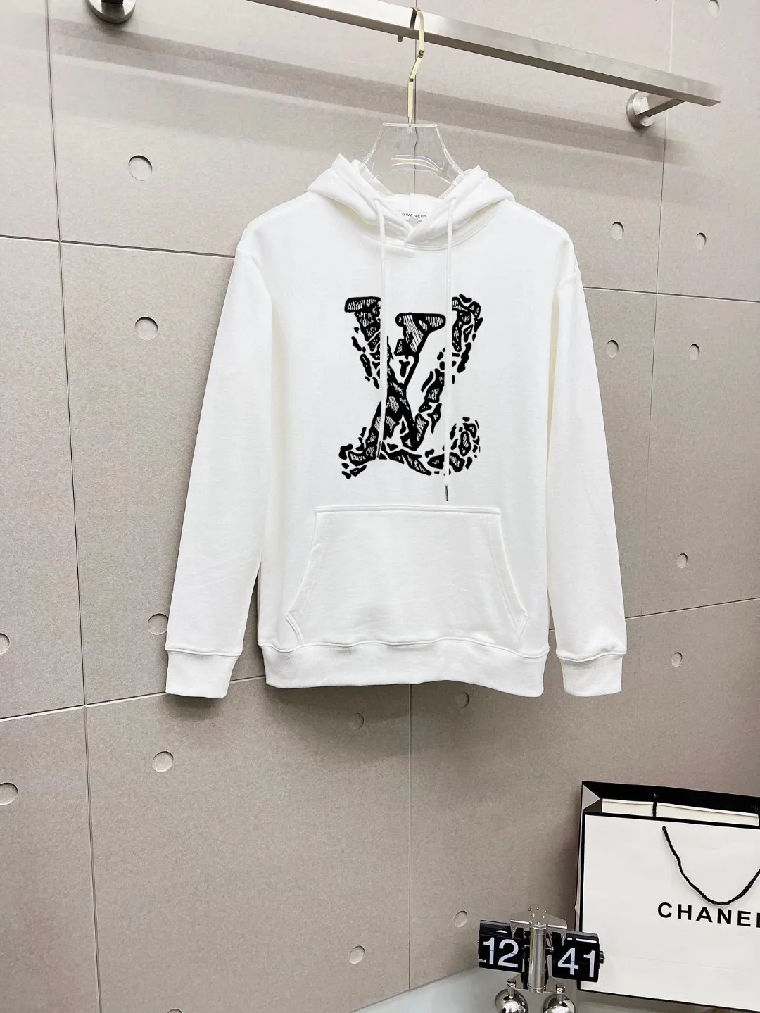 🅿️240 brand [LV Louis Vuitton] (good news for fat people) 2025ss autumn latest long-sleeved round-neck sweatshirt, on sale simultaneously on the official website. Refreshing and breathable. Made of top Tencel Roman. Comfortable and soft. 3D three-dimensional clarity. Super fashion sense. Great for gifting and keeping for yourself. Size: M-5XL (can wear up to 220 pounds)